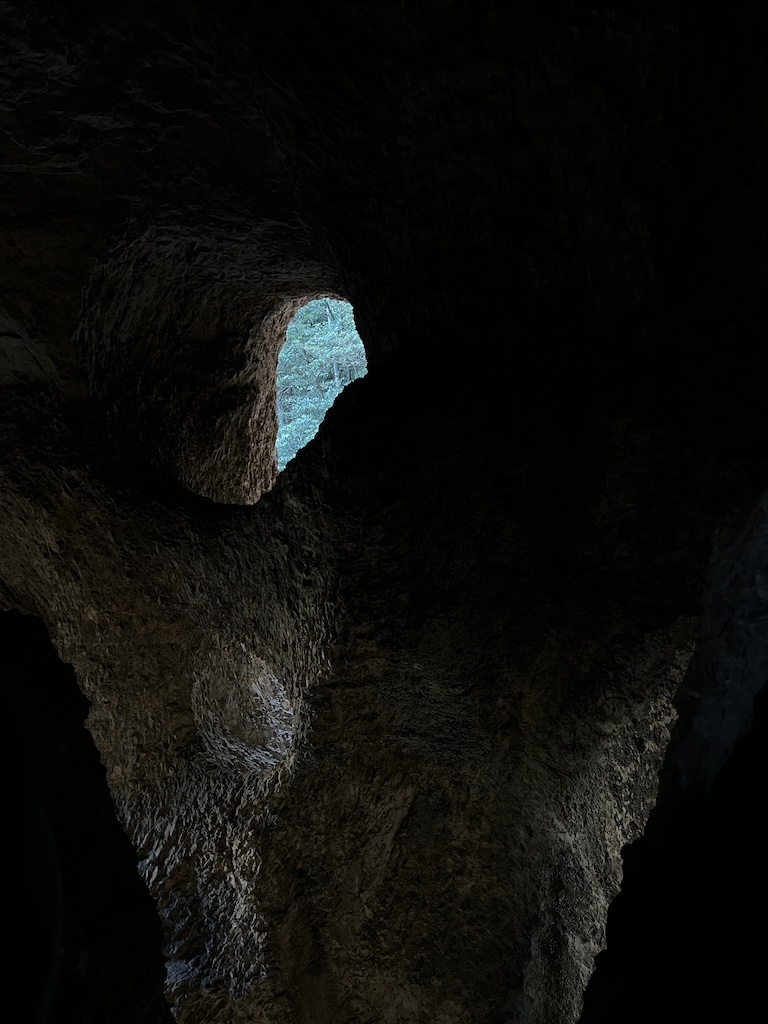 此处插入图片：方洞景色