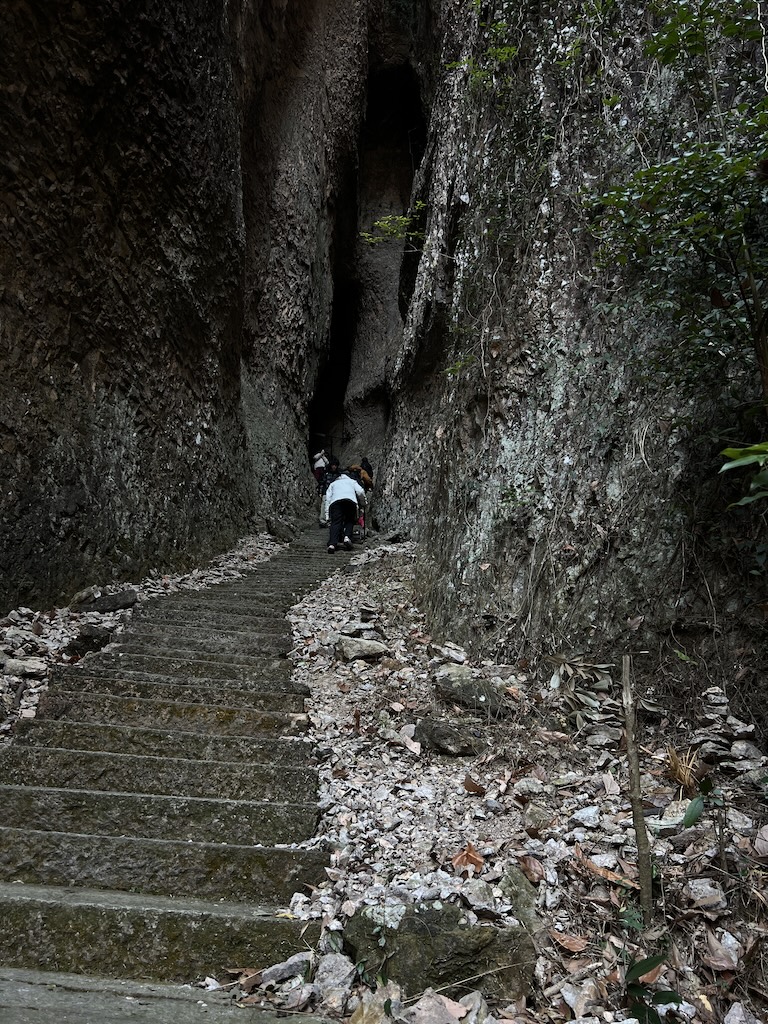 此处插入图片：险峻的栈道