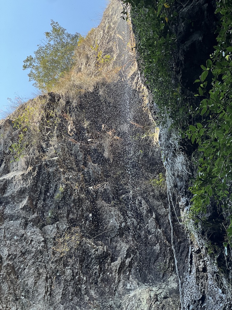此处插入图片：一点点水滴近景