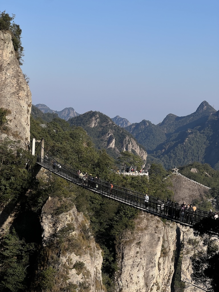 此处插入图片：高空桥梁