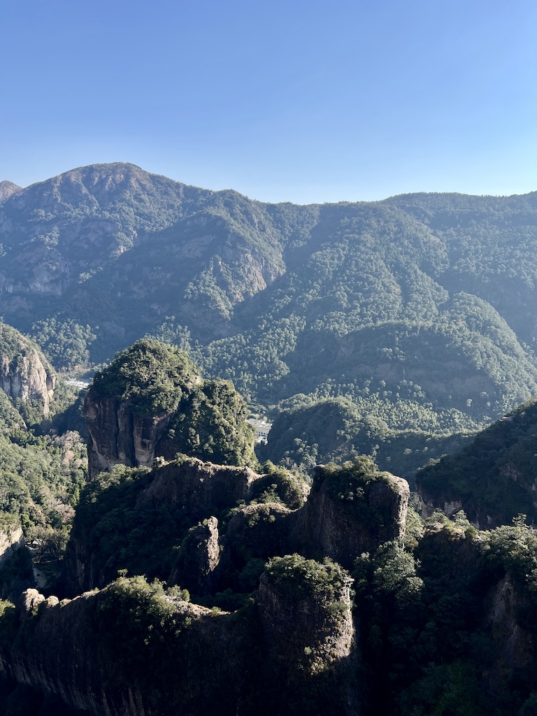 此处插入图片：像馒头或乌龟的山