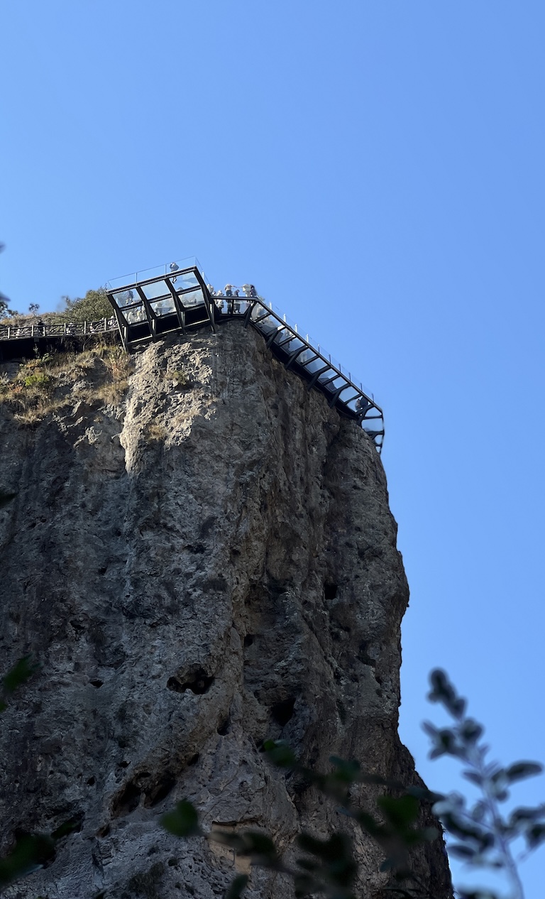 此处插入图片：玻璃栈桥