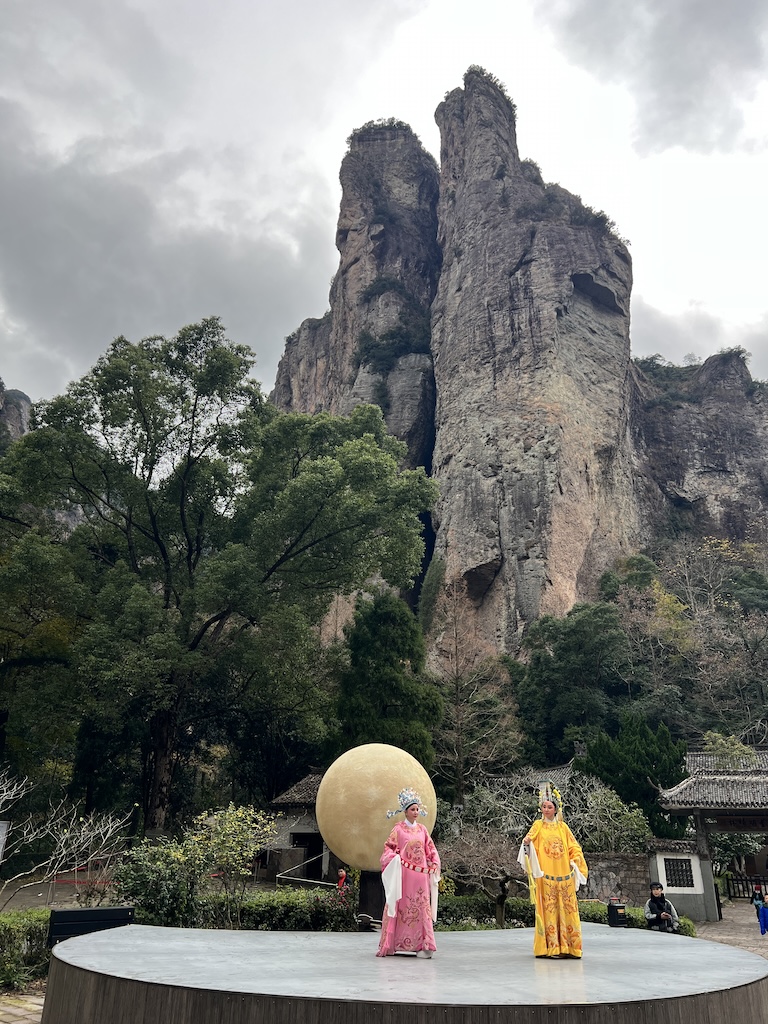 此处插入图片：山边歌唱表演