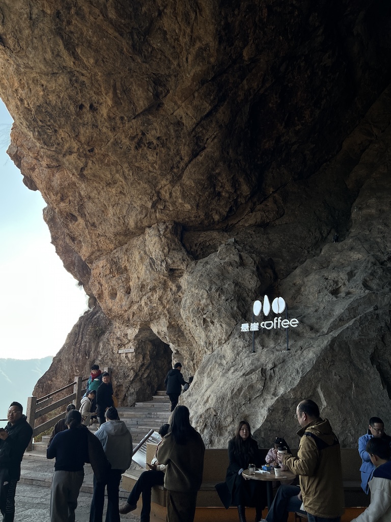 此处插入图片：山洞咖啡馆