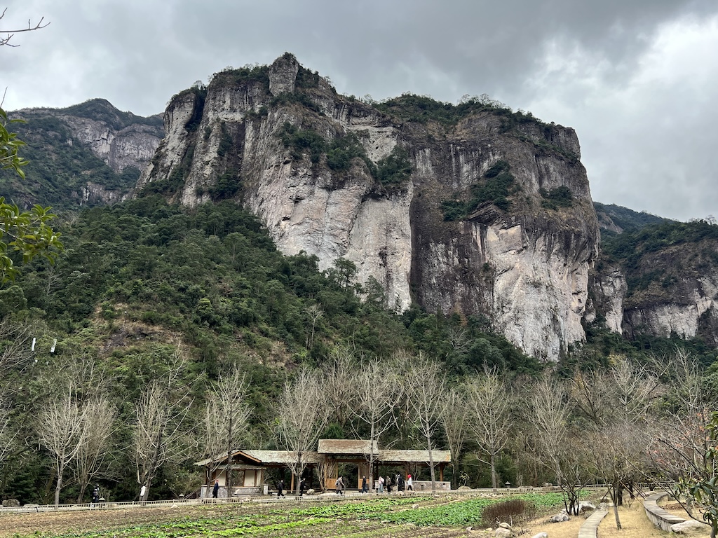 此处插入图片：寺庙菜地