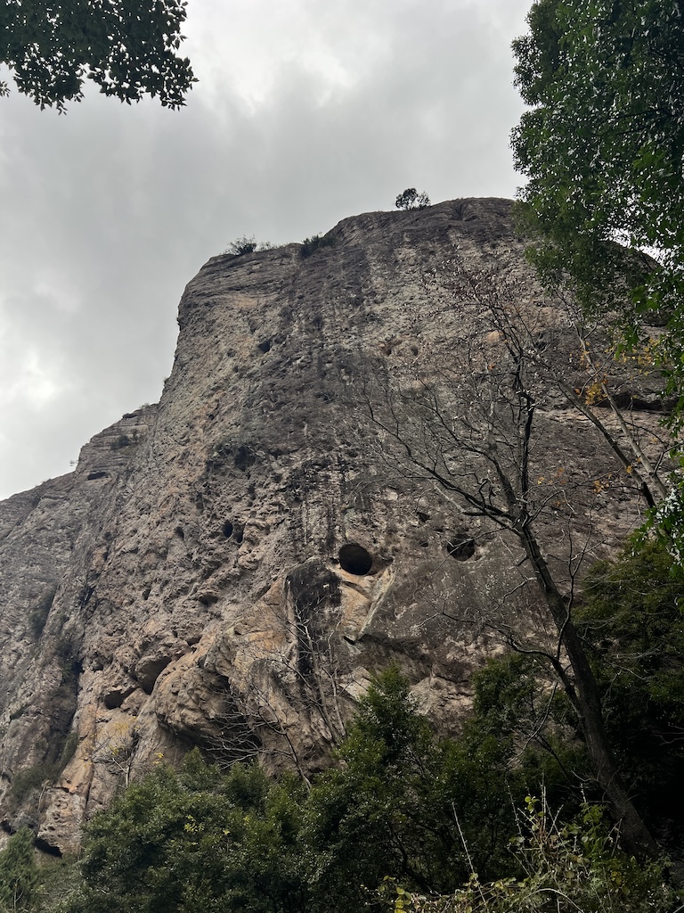 此处插入图片：奇形怪状的石头