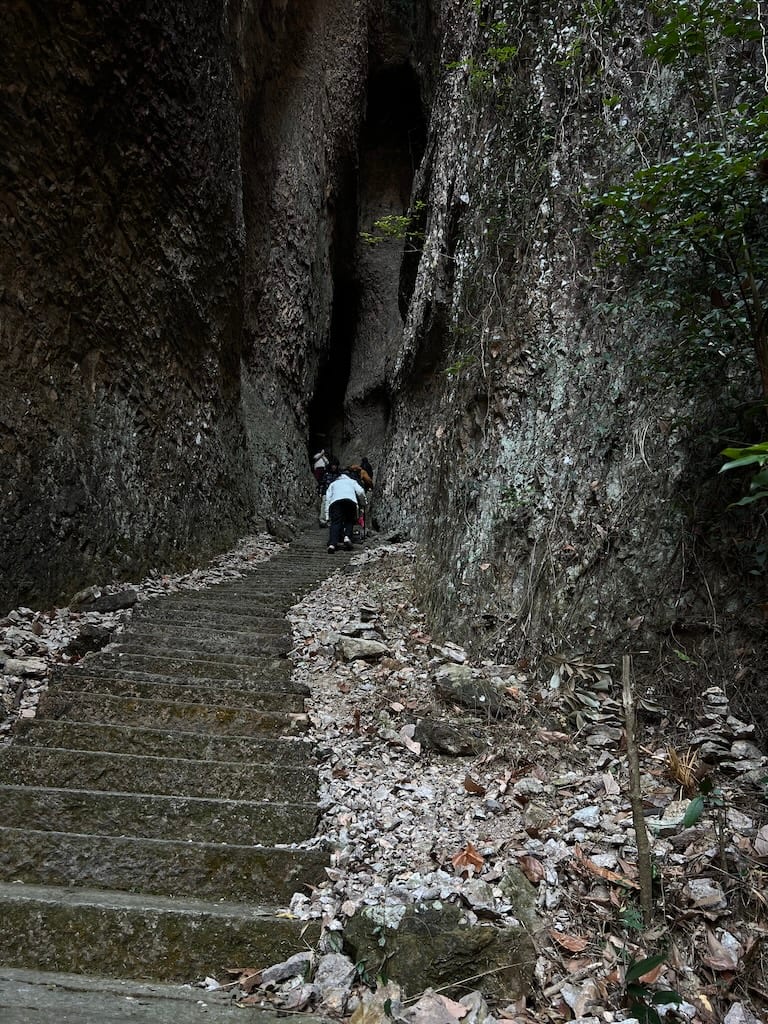 此处插入图片：险峻的栈道