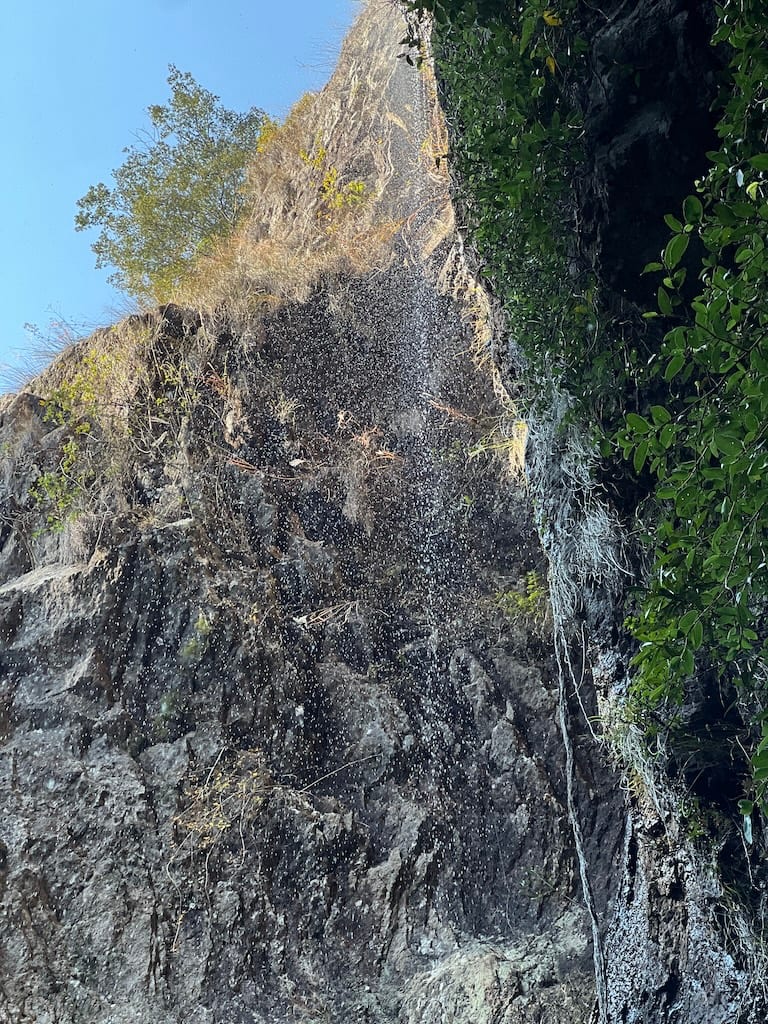 此处插入图片：一点点水滴近景