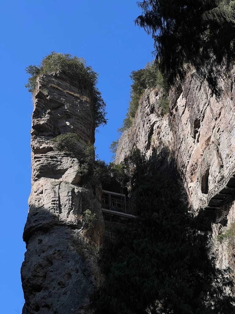 此处插入图片：电梯工地
