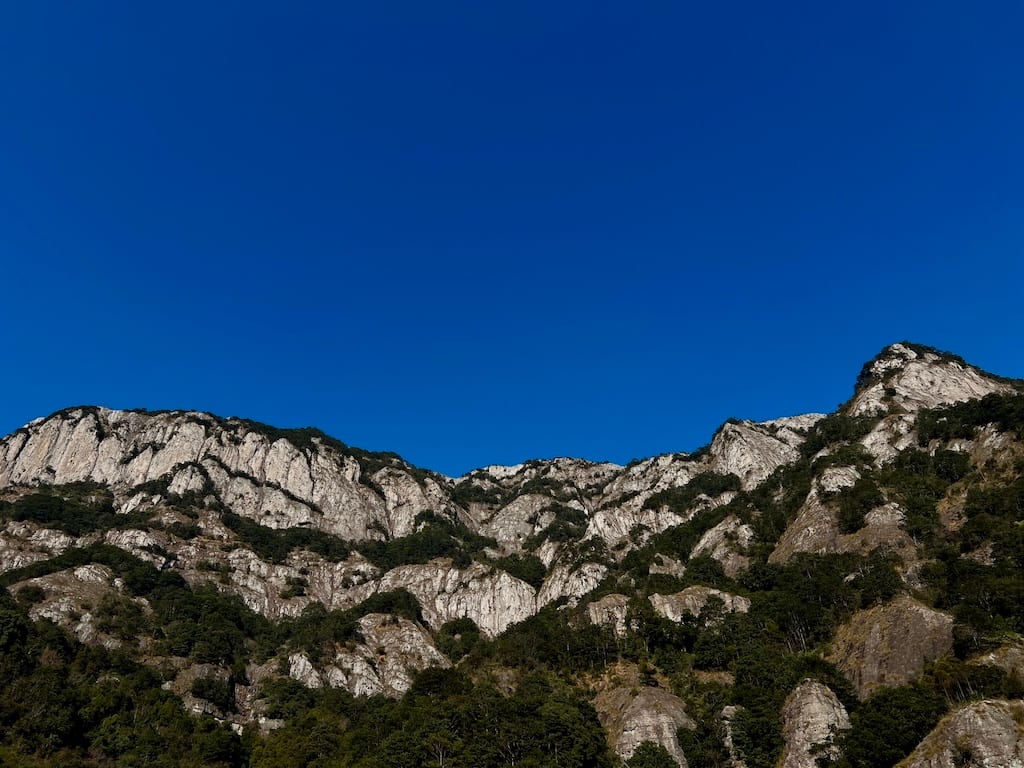 此处插入图片：酷似优胜美地的山景