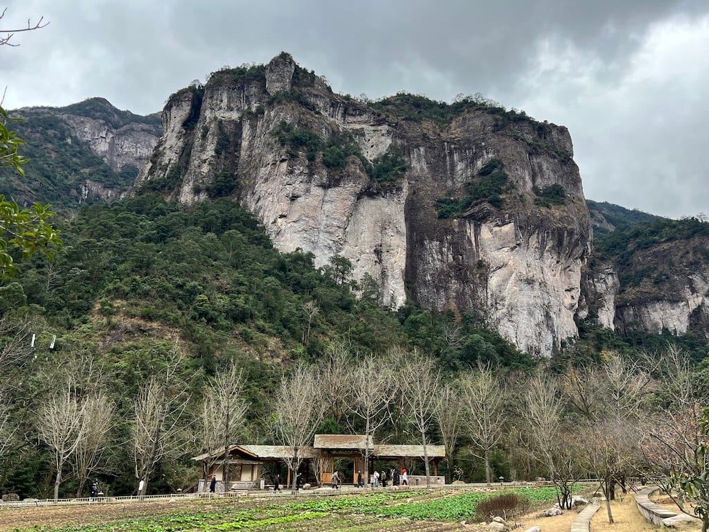 此处插入图片：寺庙菜地