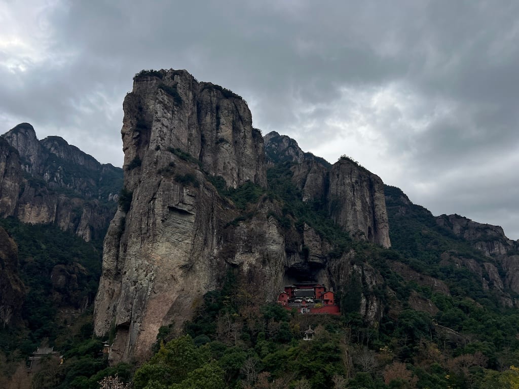 此处插入图片：远处的红色寺庙