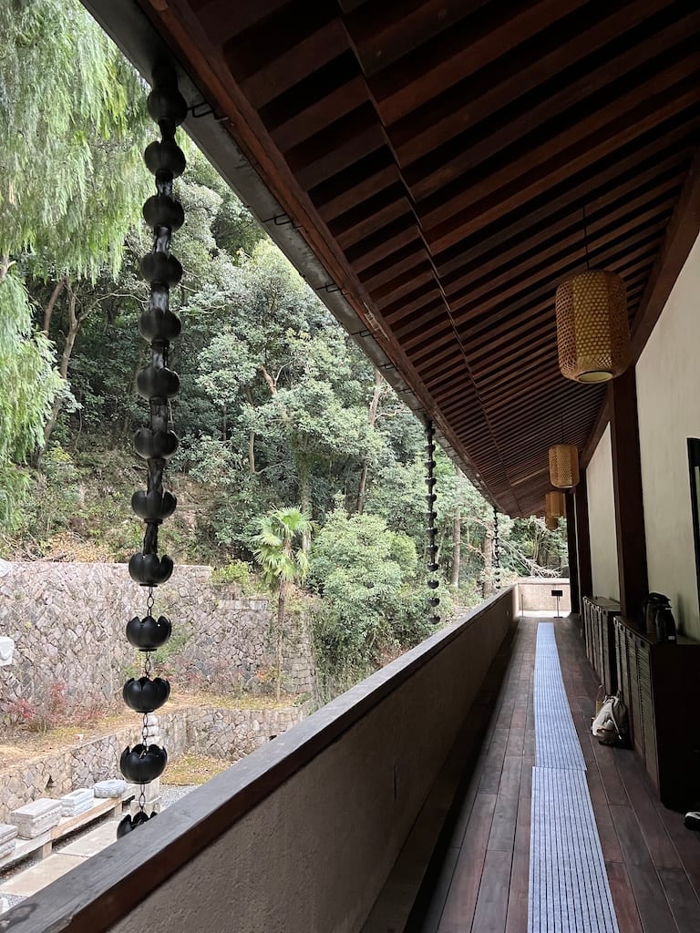此处插入图片：寺庙大殿外观
